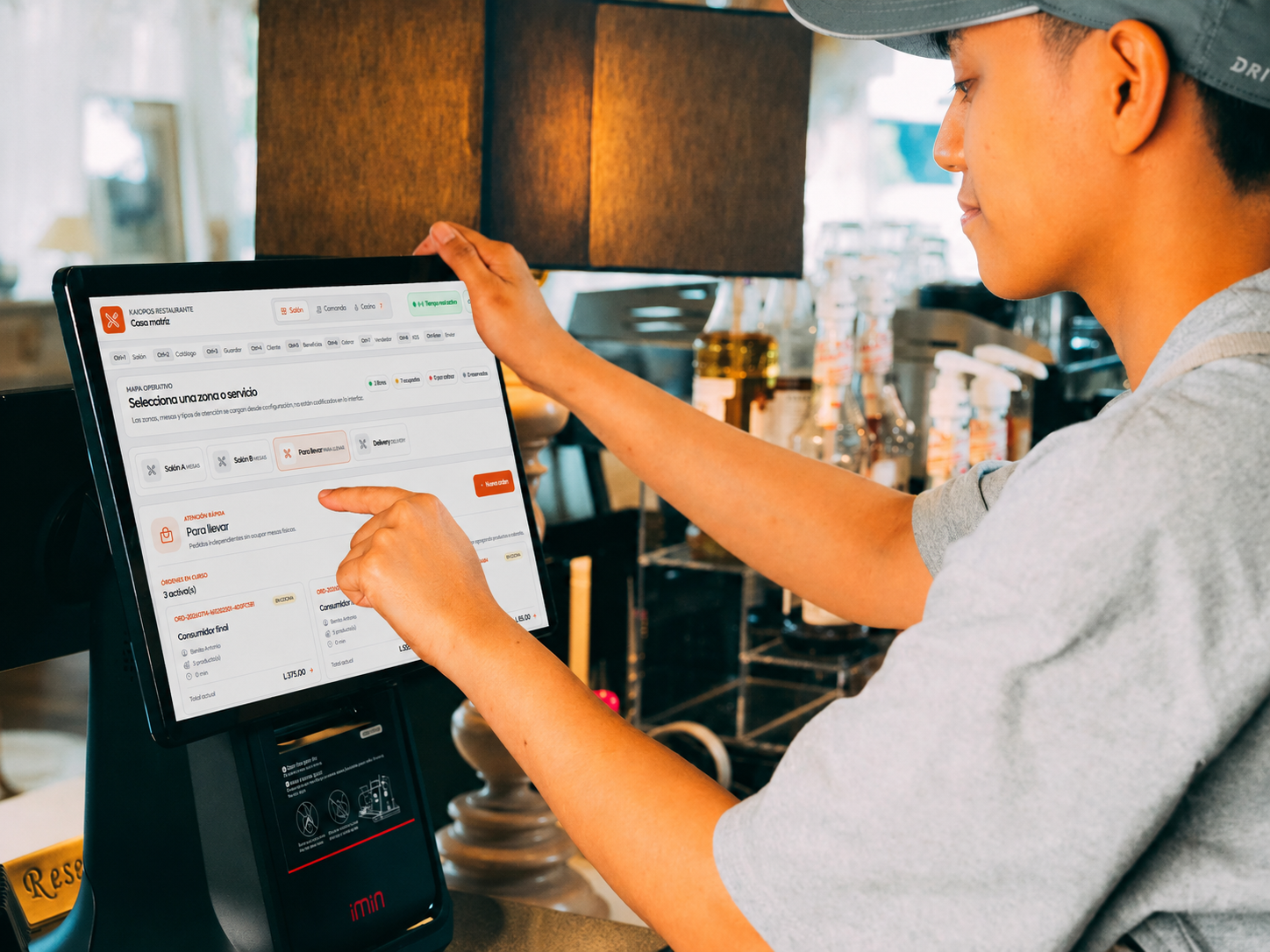 Persona operando un sistema de punto de venta moderno