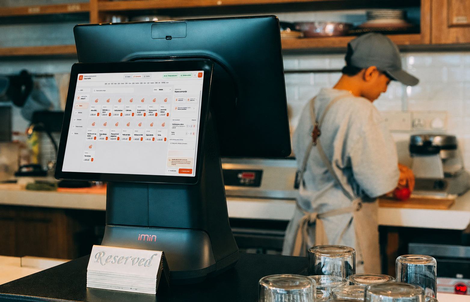Personal de restaurante trabajando con un punto de venta