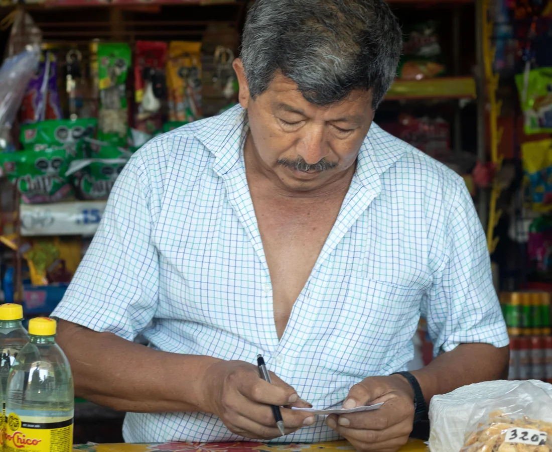 Propietario de un negocio revisando su operación